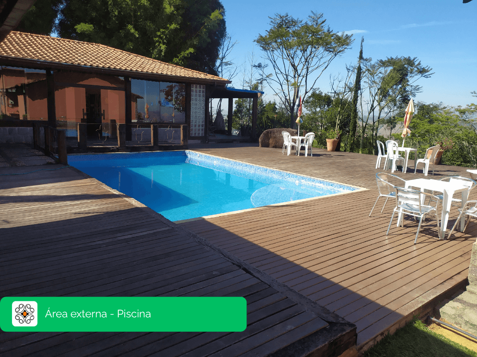 Piscina com deck de madeira e área de churrasqueira no Recanto Cravo e Canela, Itatiaia
